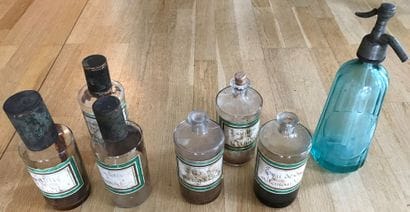 Ensemble composé de :

- six anciens flacons...