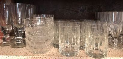 Plusieurs parties de verreries, incomplètes...