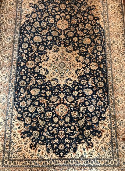 Tapis d’Orient en laine à décor d’une rosace...