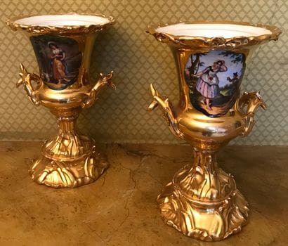 Paire de vases balustre en porcelaine à décor...