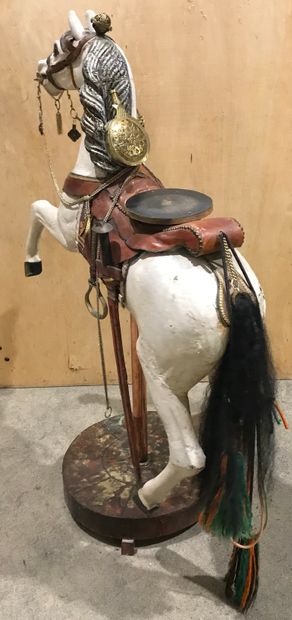 
Cheval de manège en bois peint. 



H. :...