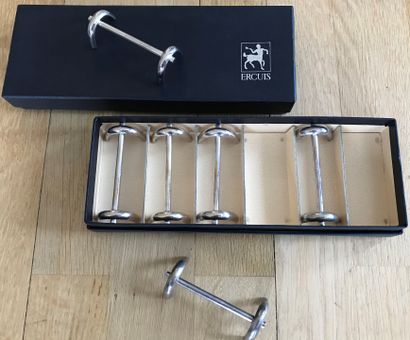 Suite de douze porte-couteaux en métal argenté,...
