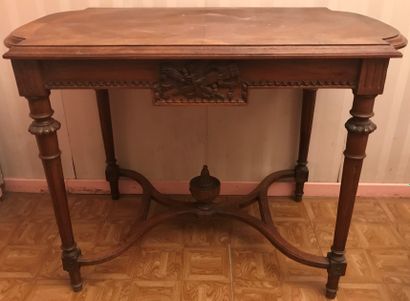 Table de salon en noyer, les petits côtés...