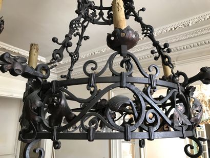 Importante suspension en fer forgé à patine...