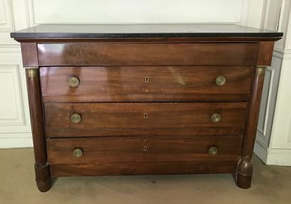 Commode en acajou et placage d'acajou. Les...