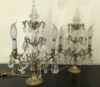 Paire de girandoles en laiton, à deux lumières....