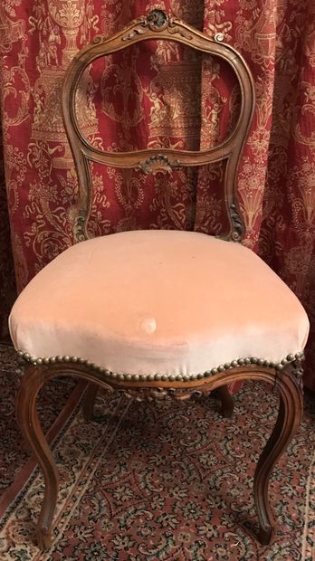 Paire de petites chaises en noyer, le dossier...