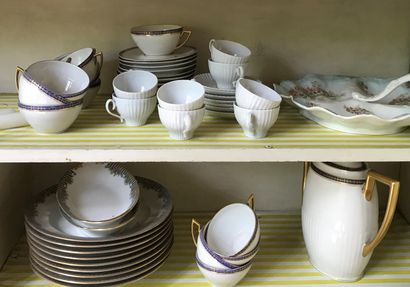 Vaisselle : partie de service à thé en porcelaine...