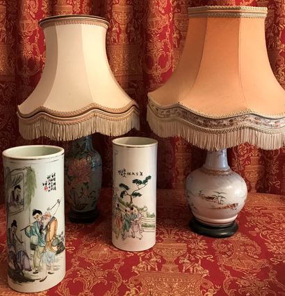 Lot : 

- paire de vases rouleau en porcelaine...