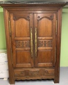 Armoire en chêne ou châtaignier sculpté de...