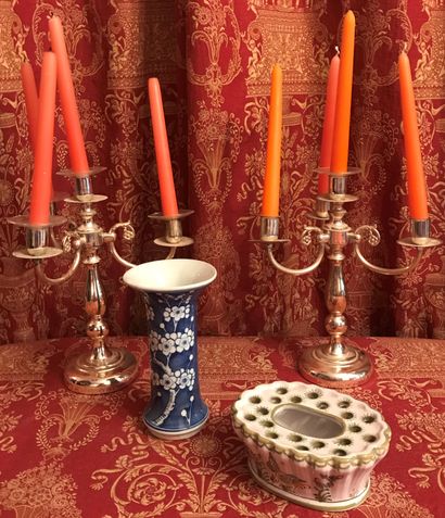 Bibelots : bouquetière en faïence de Moustiers...