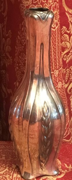 Vase en métal argenté à décor d’épis de blé.

Orfèvrerie...