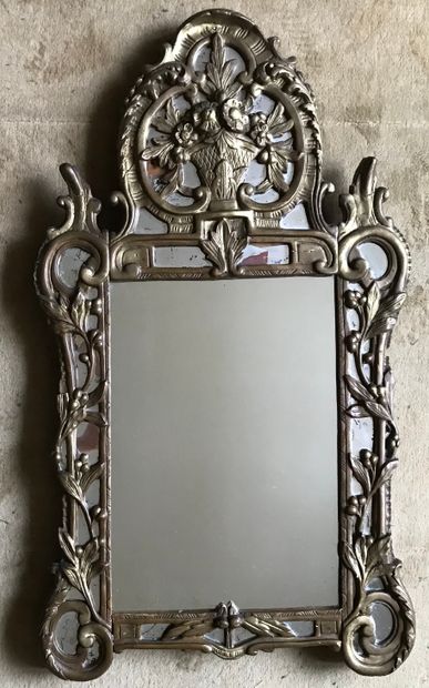 Miroir à entourage à parcloses en bois doré...