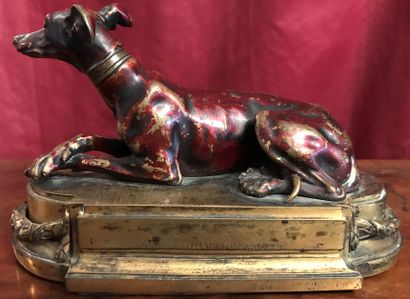 Paire de statuettes à sujet de levrette couchée,...