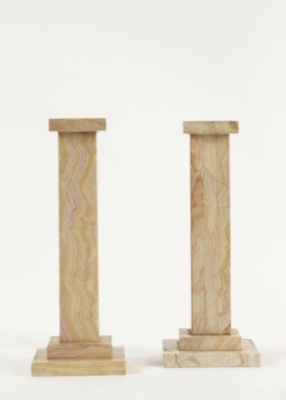 Paire de colonnes quadrangulaires en marbre...