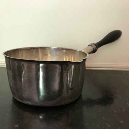 Petite casserole en argent, chiffrée dans...