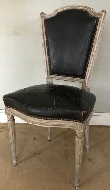 Chaise en bois laqué gris mouluré, le dossier...