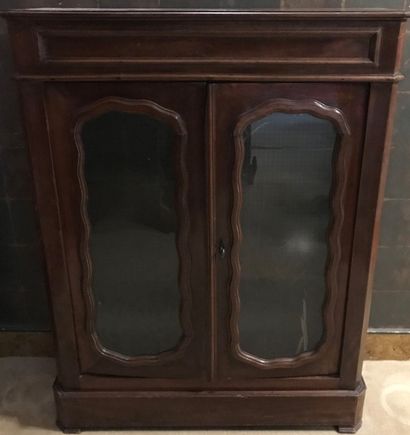 Petite vitrine en acajou, les deux portes...
