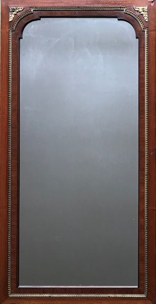Lot : 

- Miroir à entourage en acajou, mouluré...