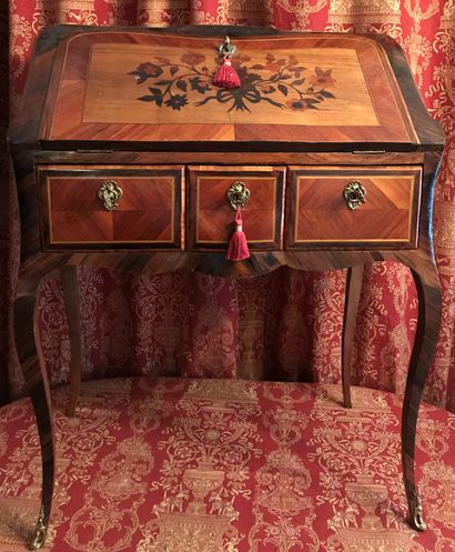 Bureau de pente en bois de placage marqueté...