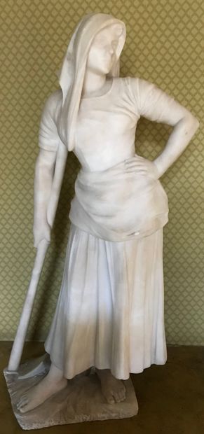 Statue de paysanne tenant une houe, en albâtre.

Travail...