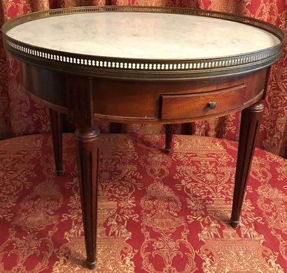 Table basse en acajou, le dessus de marbre...