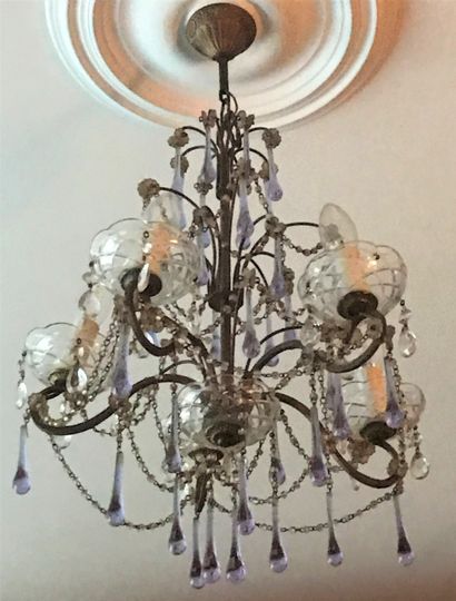 Petit lustre à cinq lumières, garni de guirlandes...