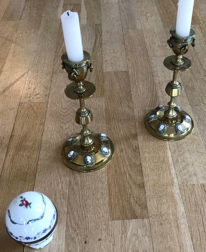 Paire de flambeaux en laiton, le binet orné...