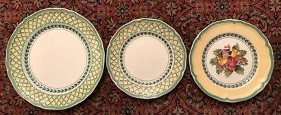 Trois suites d’assiettes en porcelaine, certaines...