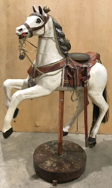 
Cheval de manège en bois peint. 



H. :...