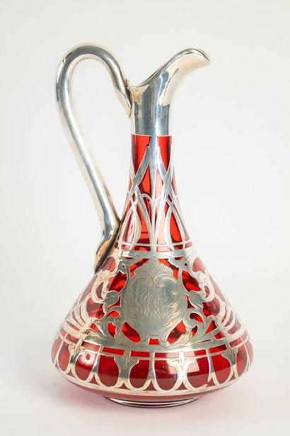 Aiguière en cristal rouge appliqué d’une...