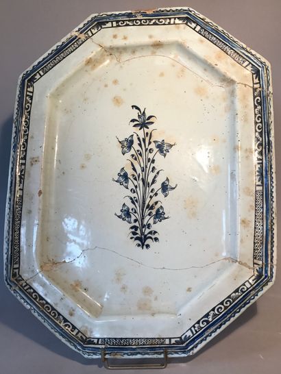 Ensemble comprenant :

- un grand plat rectangulaire...