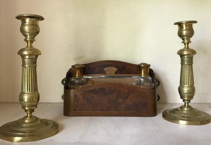 Lot : 

- Paire de flambeaux en laiton, le...