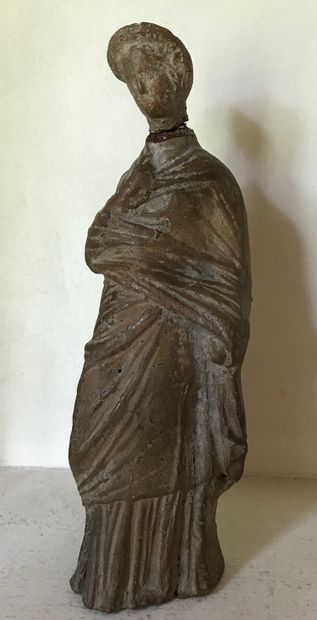 Statuette de Tanagra, la tête cassée. 

Grande...