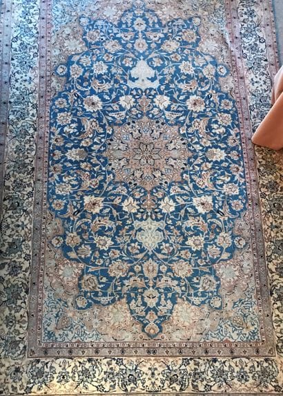 Tapis d’Orient en laine et soie à décor d’une...