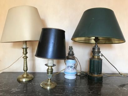 Lot de luminaires : ancienne lampe à pétrole...