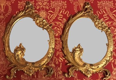 Paire de miroirs à entourage en bronze doré...