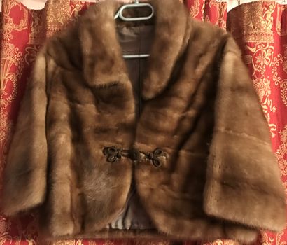 
Fourrures : 




- GEORGES V, un manteau...