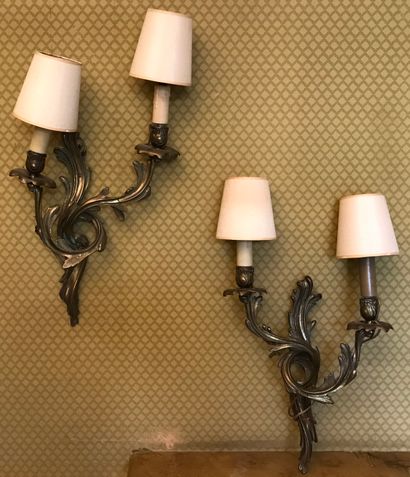 Paire d’appliques murales en bronze moulé,...