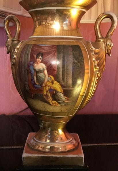 PARIS, XIXe siècle. Paire de vases en porcelaine...