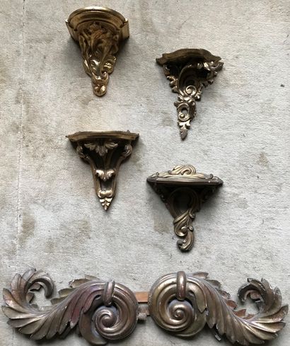 Ensemble de cinq petites consoles en résine...
