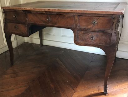 Bureau plat en noyer et placage de noyer....