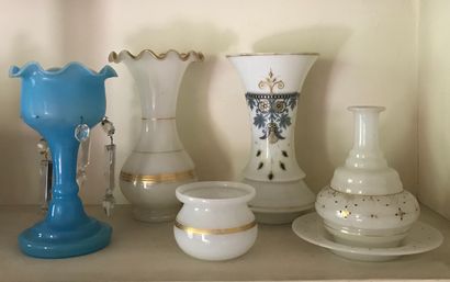 Bibelots en opaline : vase, le col cornet,...