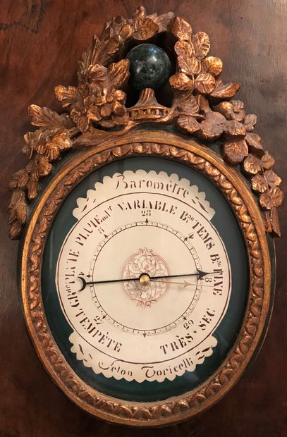 Petit baromètre en résine dorée et patinée...
