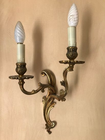 Paire d'appliques en bronze moulé doré, à...