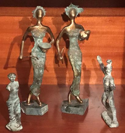 Paire de statuettes de femme en bronze poli...