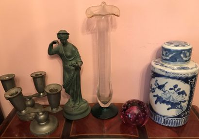 Lot : une statuette de femme à l’Antique...