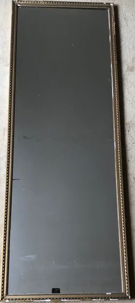 Lot : 

- Miroir à entourage en acajou, mouluré...