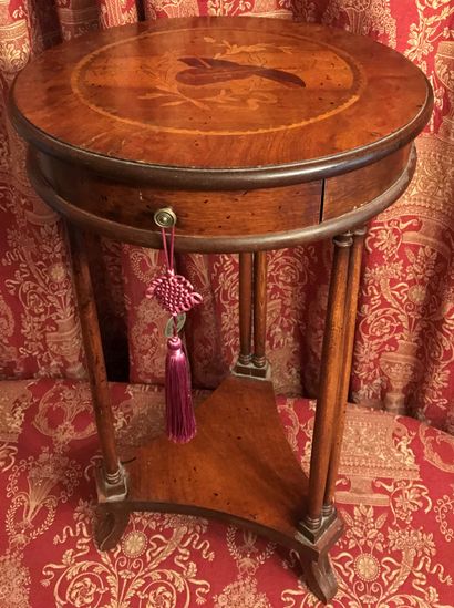 Paire de guéridons ronds en loupe à décor...