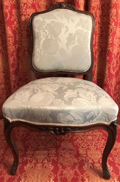 Fauteuil en acajou, le dossier ovale cintré....